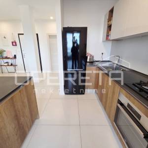 Turnić – Prostran trosoban stan s velikom terasom i pogledom na more, 2 parkirna