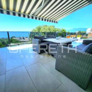 Turnić – Prostran trosoban stan s velikom terasom i pogledom na more, 2 parkirna