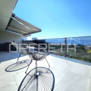 Turnić – Prostran trosoban stan s velikom terasom i pogledom na more, 2 parkirna