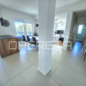 Turnić – Prostran trosoban stan s velikom terasom i pogledom na more, 2 parkirna