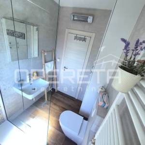 Turnić – Prostran trosoban stan s velikom terasom i pogledom na more, 2 parkirna