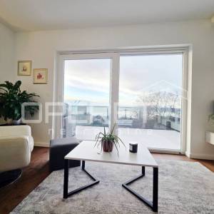 Turnić – Prostran trosoban stan s velikom terasom i pogledom na more, 2 parkirna