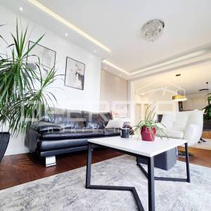 Turnić – Prostran trosoban stan s velikom terasom i pogledom na more, 2 parkirna