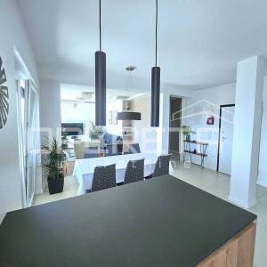 Turnić – Prostran trosoban stan s velikom terasom i pogledom na more, 2 parkirna