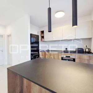 Turnić – Prostran trosoban stan s velikom terasom i pogledom na more, 2 parkirna