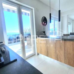 Turnić – Prostran trosoban stan s velikom terasom i pogledom na more, 2 parkirna