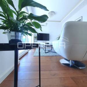 Turnić – Prostran trosoban stan s velikom terasom i pogledom na more, 2 parkirna