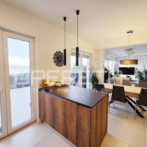 Turnić – Prostran trosoban stan s velikom terasom i pogledom na more, 2 parkirna