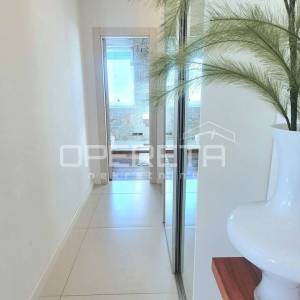 Turnić – Prostran trosoban stan s velikom terasom i pogledom na more, 2 parkirna