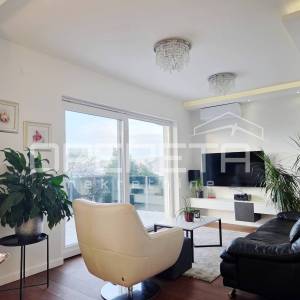 Turnić – Prostran trosoban stan s velikom terasom i pogledom na more, 2 parkirna