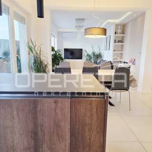 Turnić – Prostran trosoban stan s velikom terasom i pogledom na more, 2 parkirna