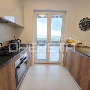 Turnić – Prostran trosoban stan s velikom terasom i pogledom na more, 2 parkirna