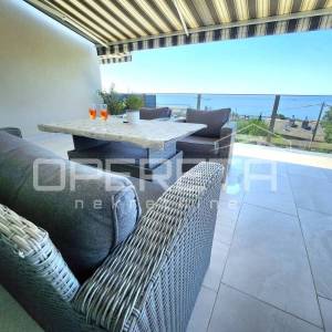 Turnić – Prostran trosoban stan s velikom terasom i pogledom na more, 2 parkirna