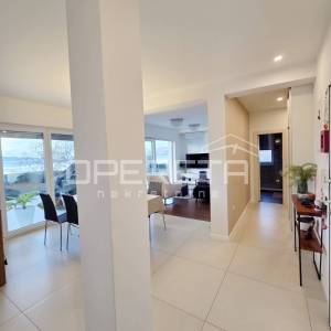 Turnić – Prostran trosoban stan s velikom terasom i pogledom na more, 2 parkirna