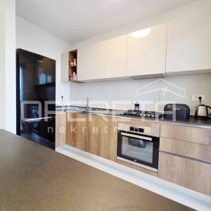 Turnić – Prostran trosoban stan s velikom terasom i pogledom na more, 2 parkirna