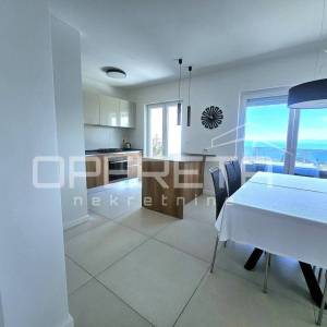 Turnić – Prostran trosoban stan s velikom terasom i pogledom na more, 2 parkirna