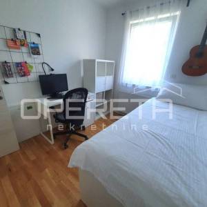 Turnić – Prostran trosoban stan s velikom terasom i pogledom na more, 2 parkirna