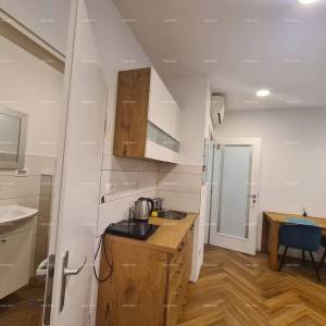 PRODAJA STANA S DVA APARTMANA – PULA