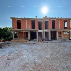 Prodaja stanova u izgradnji, 400 m od plaže i mora, Novigrad!