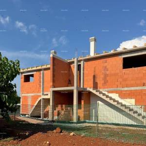 Prodaja stanova u izgradnji, 400 m od plaže i mora, Novigrad!