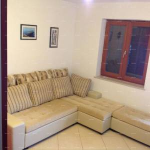 Prodaja velike, lijepe kuće sa 5 apartmana i prekrasnim pogledom na more i Krk, Novi Vinodolski!