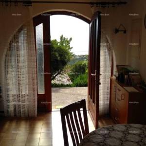 Prodaja velike, lijepe kuće sa 5 apartmana i prekrasnim pogledom na more i Krk, Novi Vinodolski!