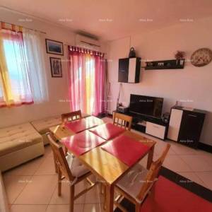 Prodaja velike, lijepe kuće sa 5 apartmana i prekrasnim pogledom na more i Krk, Novi Vinodolski!