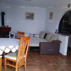 Prodaja velike, lijepe kuće sa 5 apartmana i prekrasnim pogledom na more i Krk, Novi Vinodolski!