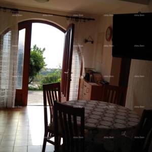 Prodaja velike, lijepe kuće sa 5 apartmana i prekrasnim pogledom na more i Krk, Novi Vinodolski!