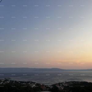 Prodaja velike, lijepe kuće sa 5 apartmana i prekrasnim pogledom na more i Krk, Novi Vinodolski!