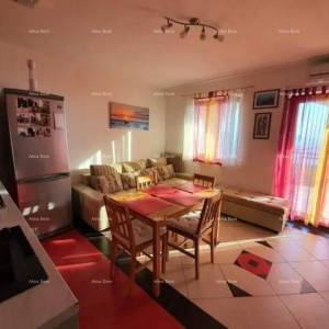 Prodaja velike, lijepe kuće sa 5 apartmana i prekrasnim pogledom na more i Krk, Novi Vinodolski!