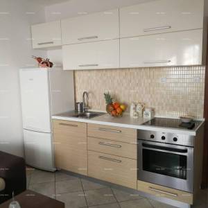 Prodaja velike, lijepe kuće sa 5 apartmana i prekrasnim pogledom na more i Krk, Novi Vinodolski!