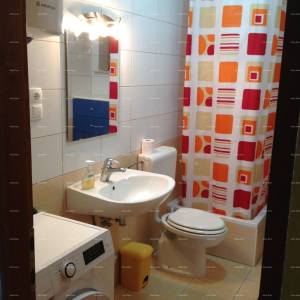 Prodaja velike, lijepe kuće sa 5 apartmana i prekrasnim pogledom na more i Krk, Novi Vinodolski!