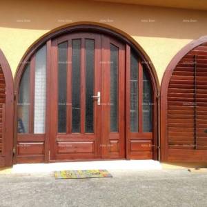 Prodaja velike, lijepe kuće sa 5 apartmana i prekrasnim pogledom na more i Krk, Novi Vinodolski!