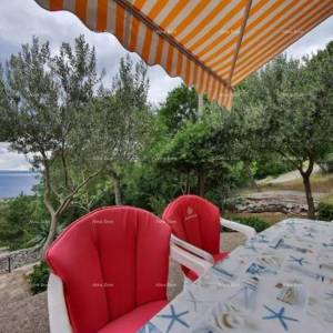 Prodaja velike, lijepe kuće sa 5 apartmana i prekrasnim pogledom na more i Krk, Novi Vinodolski!