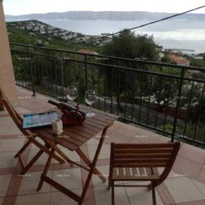 Prodaja velike, lijepe kuće sa 5 apartmana i prekrasnim pogledom na more i Krk, Novi Vinodolski!