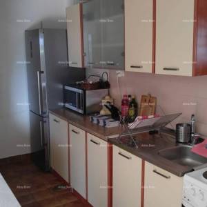 Prodaja velike, lijepe kuće sa 5 apartmana i prekrasnim pogledom na more i Krk, Novi Vinodolski!