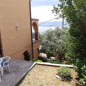 Prodaja velike, lijepe kuće sa 5 apartmana i prekrasnim pogledom na more i Krk, Novi Vinodolski!