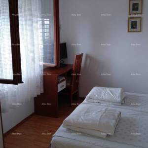 Prodaja velike, lijepe kuće sa 5 apartmana i prekrasnim pogledom na more i Krk, Novi Vinodolski!