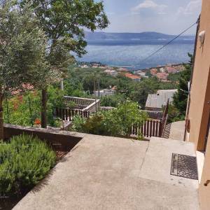 Prodaja velike, lijepe kuće sa 5 apartmana i prekrasnim pogledom na more i Krk, Novi Vinodolski!