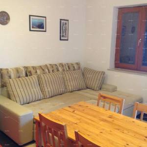 Prodaja velike, lijepe kuće sa 5 apartmana i prekrasnim pogledom na more i Krk, Novi Vinodolski!