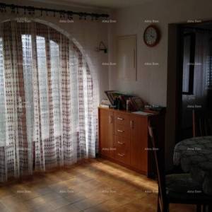 Prodaja velike, lijepe kuće sa 5 apartmana i prekrasnim pogledom na more i Krk, Novi Vinodolski!