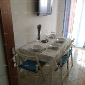 Prodaja velike, lijepe kuće sa 5 apartmana i prekrasnim pogledom na more i Krk, Novi Vinodolski!