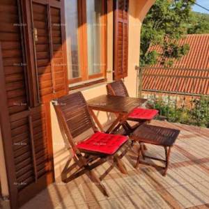 Prodaja velike, lijepe kuće sa 5 apartmana i prekrasnim pogledom na more i Krk, Novi Vinodolski!