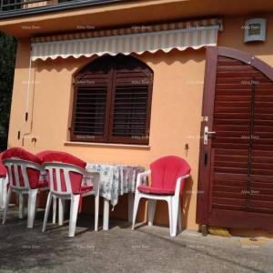 Prodaja velike, lijepe kuće sa 5 apartmana i prekrasnim pogledom na more i Krk, Novi Vinodolski!