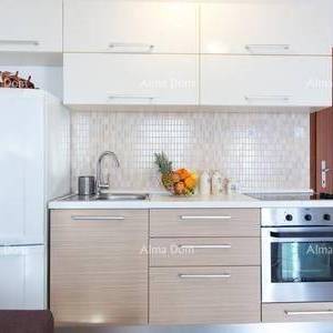 Prodaja velike, lijepe kuće sa 5 apartmana i prekrasnim pogledom na more i Krk, Novi Vinodolski!