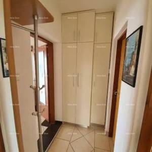 Prodaja velike, lijepe kuće sa 5 apartmana i prekrasnim pogledom na more i Krk, Novi Vinodolski!