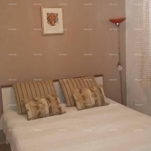 Prodaja velike, lijepe kuće sa 5 apartmana i prekrasnim pogledom na more i Krk, Novi Vinodolski!