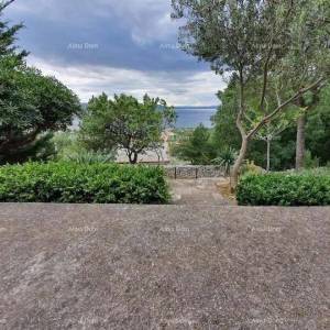 Prodaja velike, lijepe kuće sa 5 apartmana i prekrasnim pogledom na more i Krk, Novi Vinodolski!