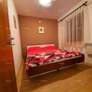 Prodaja velike, lijepe kuće sa 5 apartmana i prekrasnim pogledom na more i Krk, Novi Vinodolski!